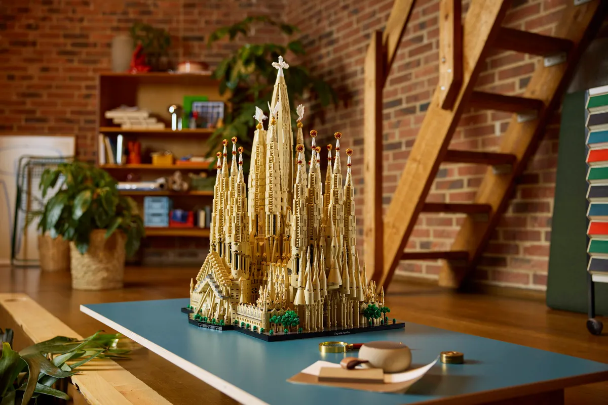 Featured image for article: LEGO Sagrada Familia (21065) - The Largest LEGO Set Ever Made