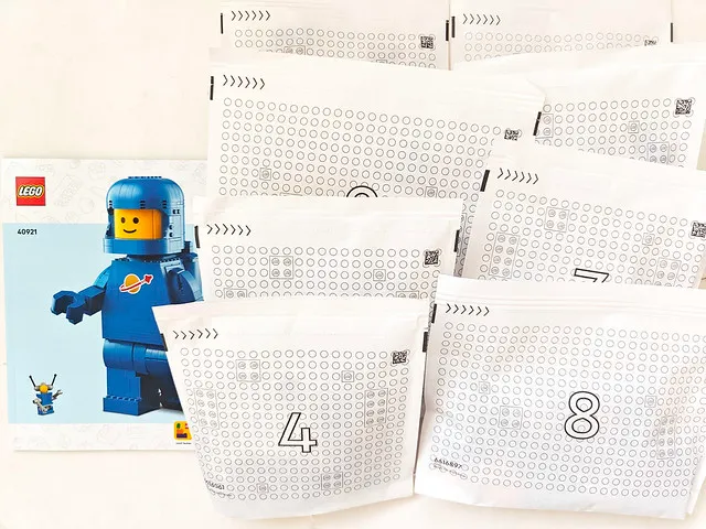 LEGO Up-Scaled Blue Astronaut Minifigure (40921)