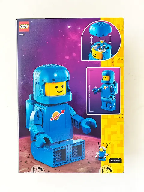 LEGO Up-Scaled Blue Astronaut Minifigure (40921)