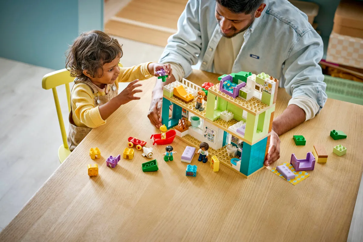 3 in 1 Modern Family House with Figures - Image 3