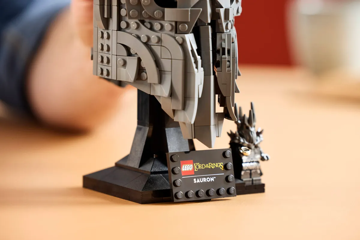 The Lord of the Rings: Sauron's Helmet - Image 2