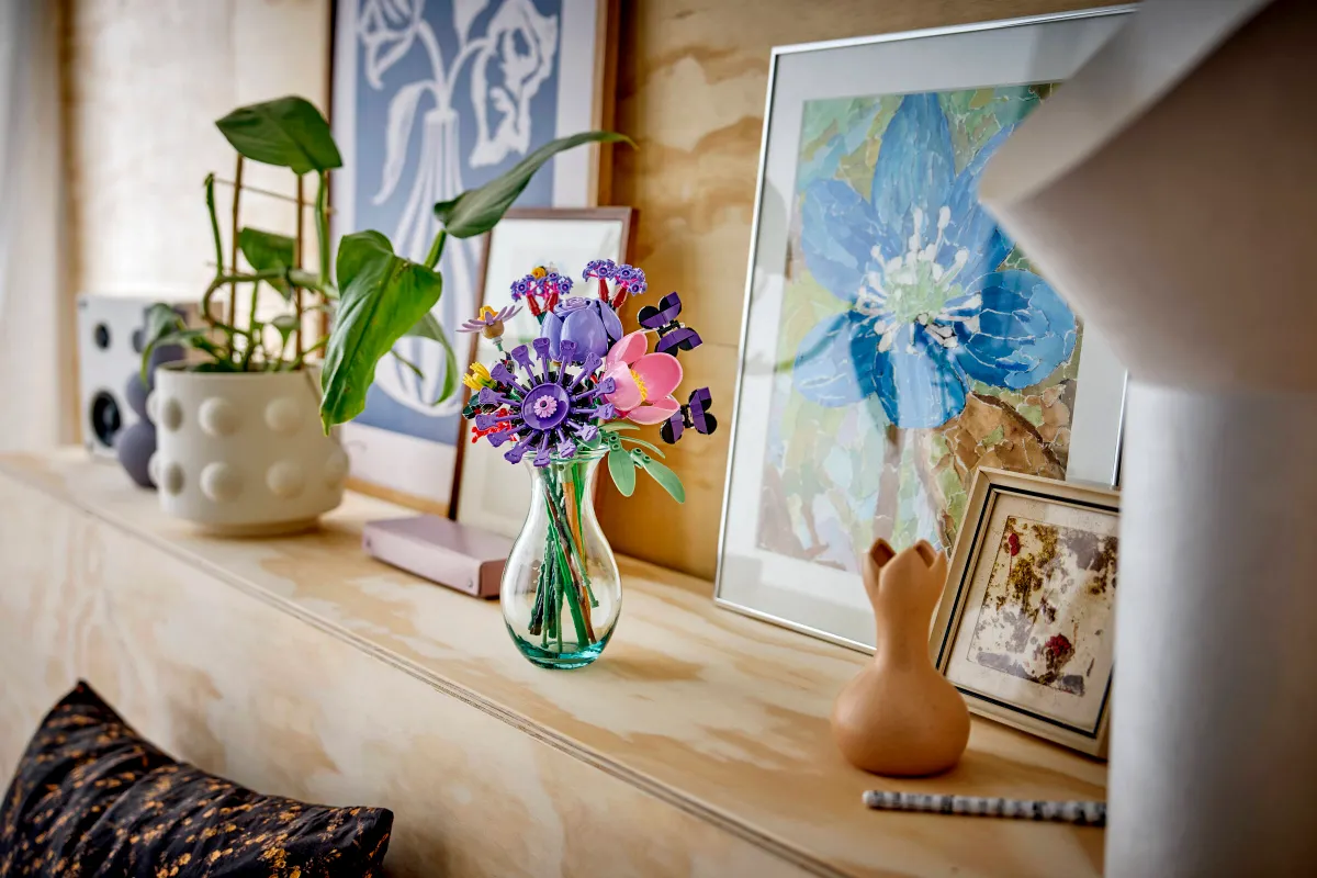 Olivia Rodrigo's Flower Bouquet - Image 11