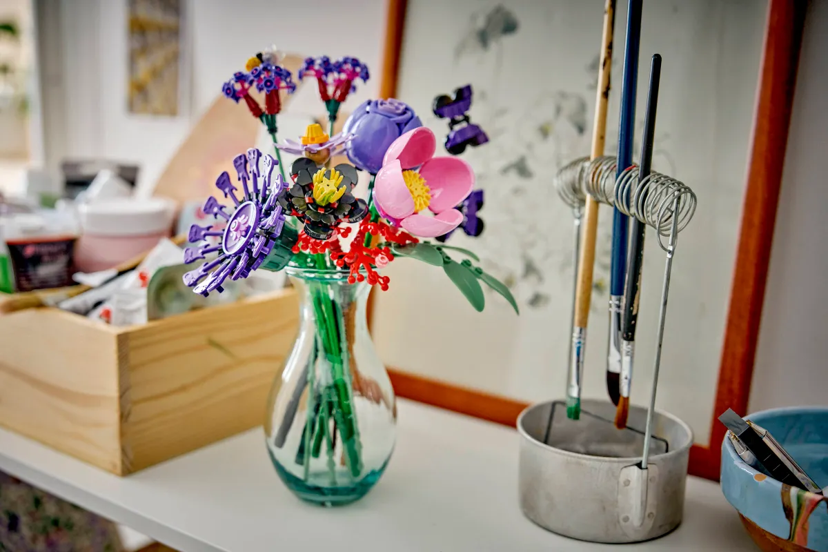 Olivia Rodrigo's Flower Bouquet - Image 10