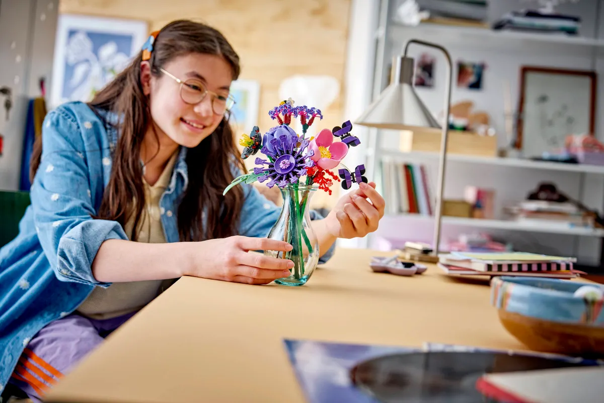 Olivia Rodrigo's Flower Bouquet - Image 9