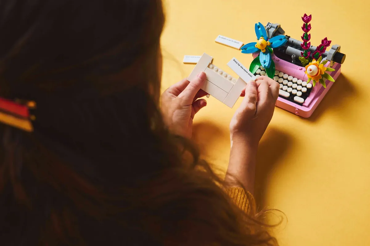 Typewriter with Flowers - Image 4