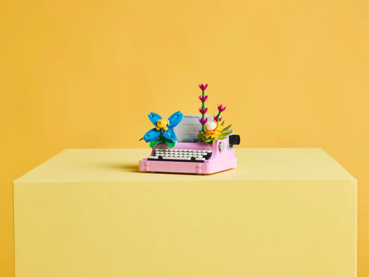 Typewriter with Flowers - Image 5