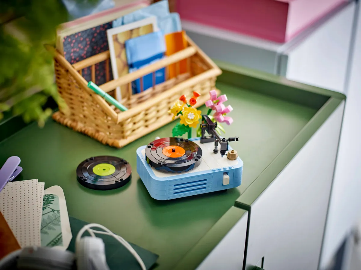 Record Player with Flowers - Image 4
