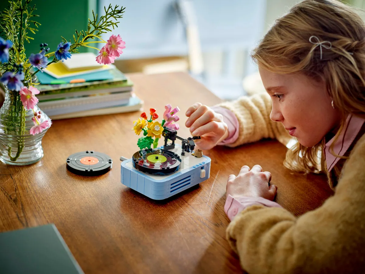 Record Player with Flowers - Image 3