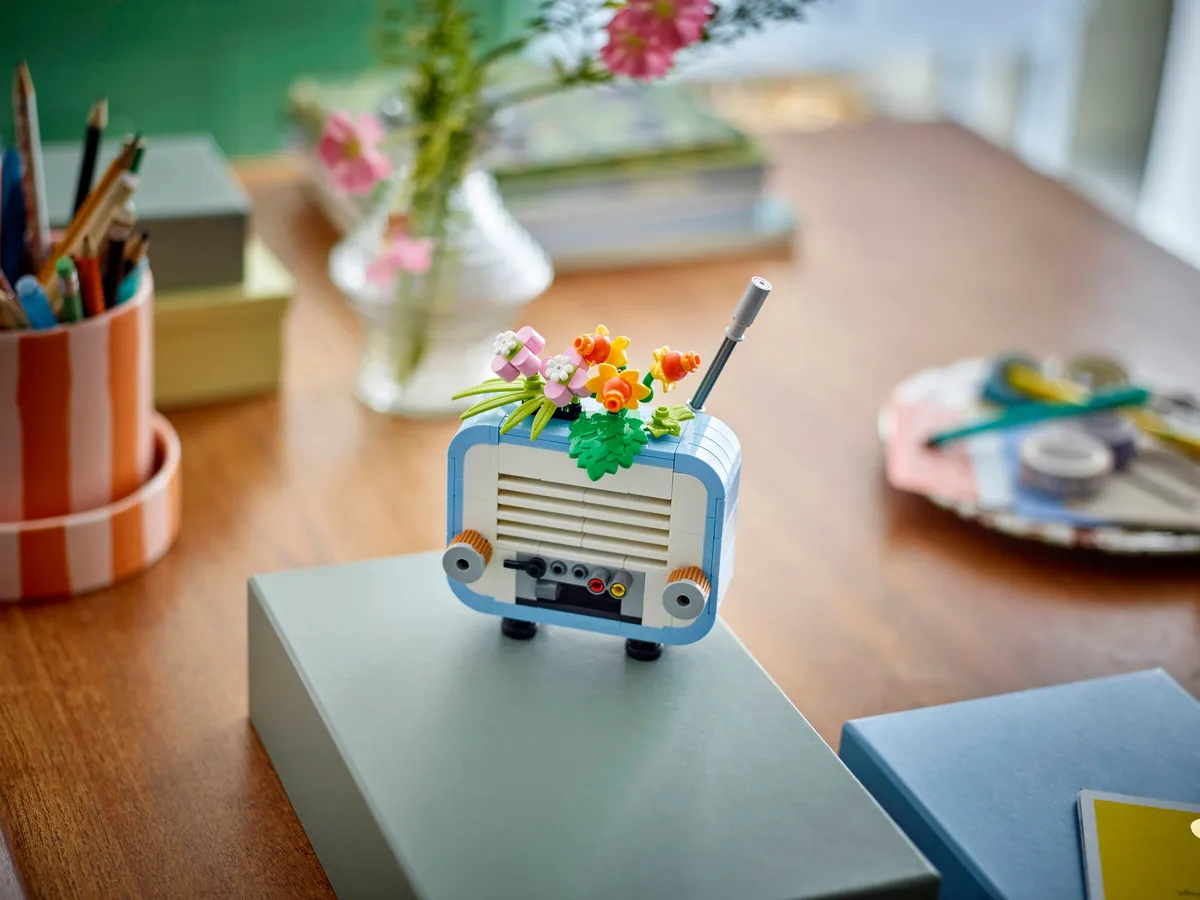 Record Player with Flowers - Image 6