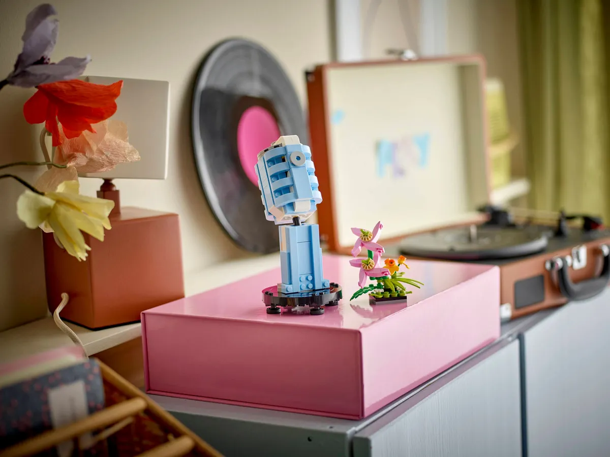 Record Player with Flowers - Image 5