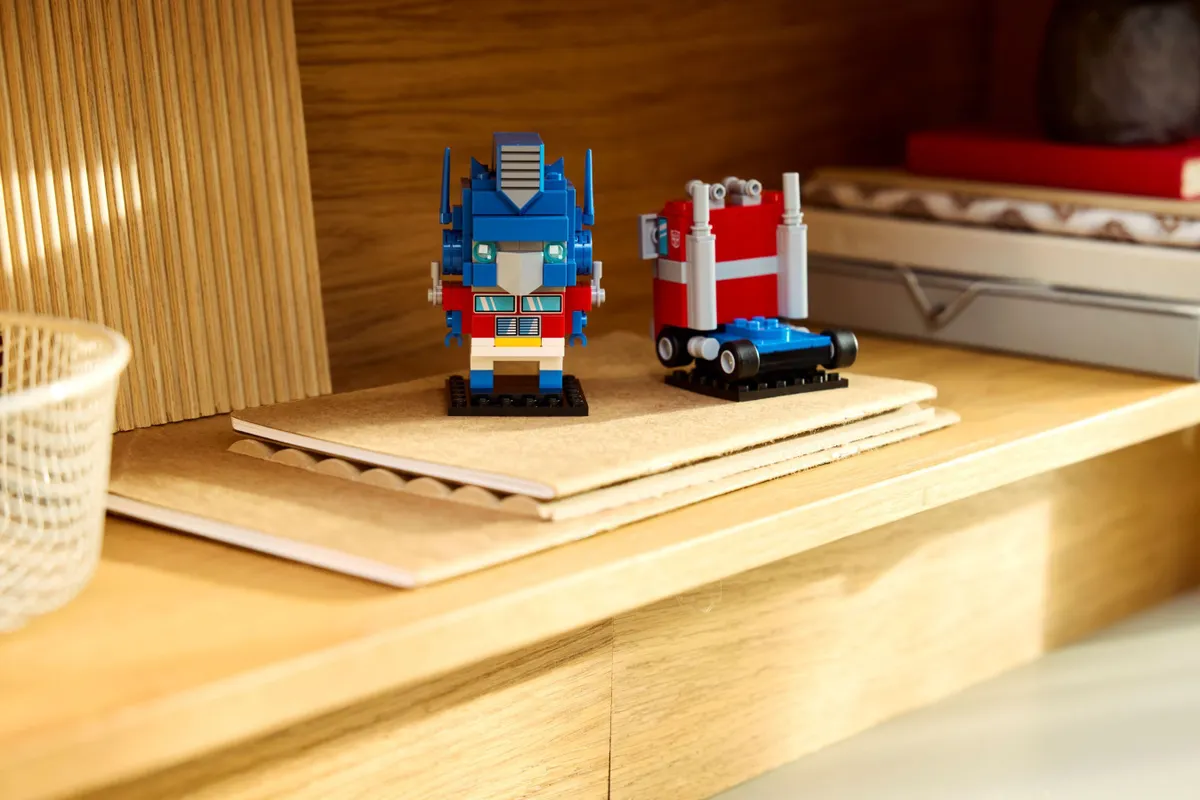 Optimus Prime Robot & Vehicle - Image 3