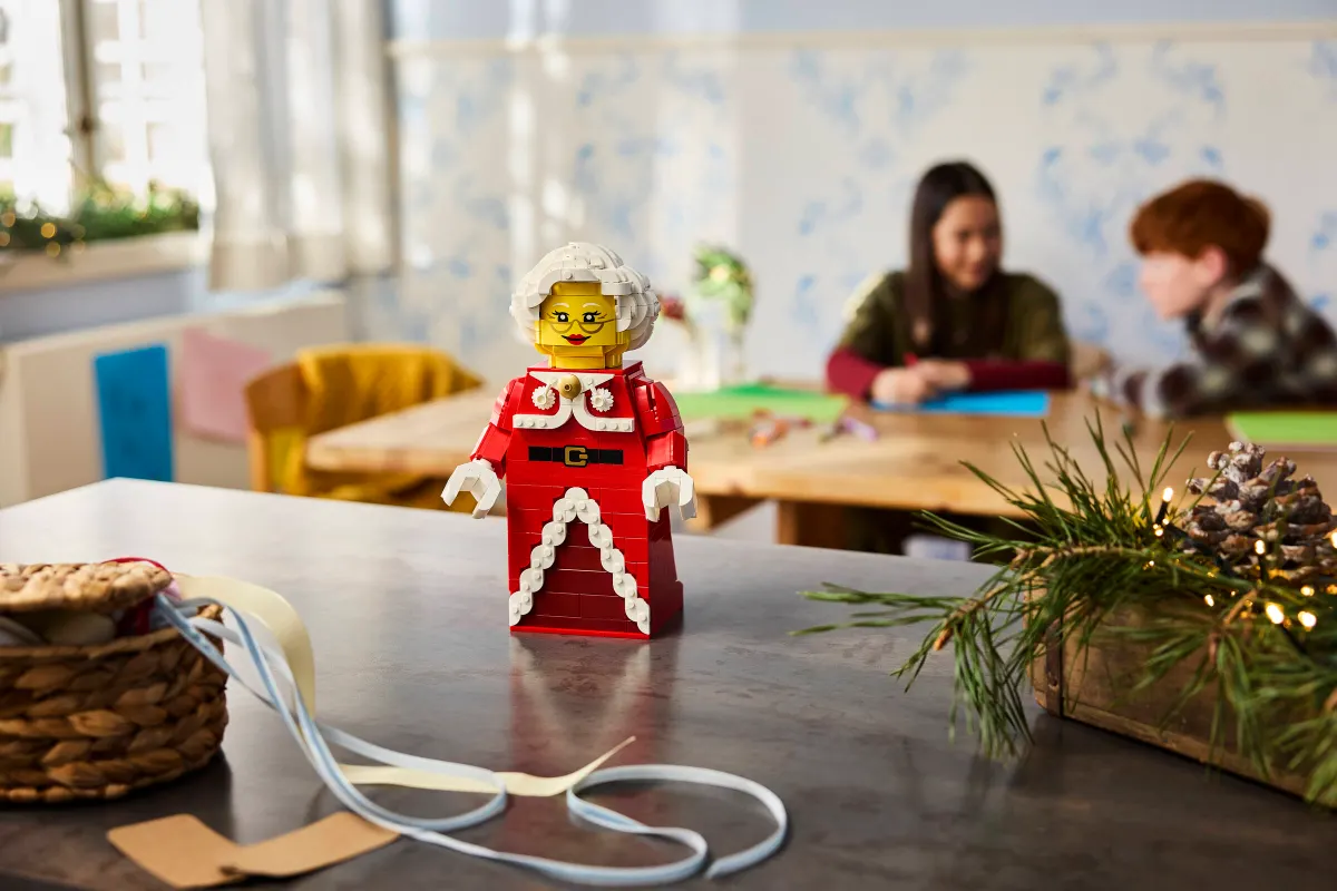 Up-Scaled Mrs. Claus Minifigure - Image 9