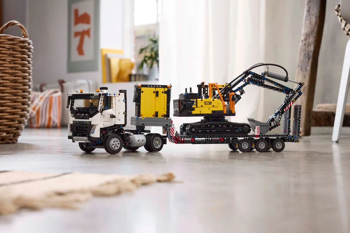 Volvo FMX Truck & EC230 Electric Excavator - Image 6