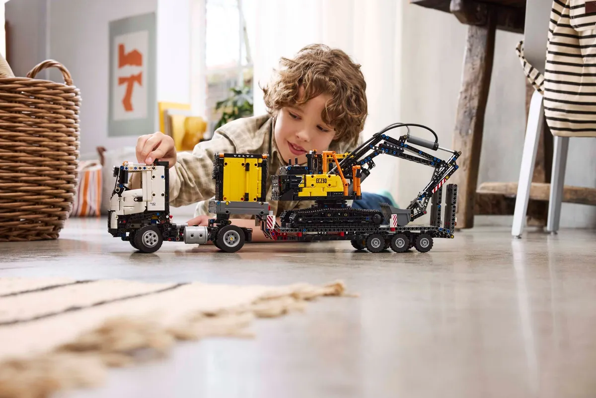 Volvo FMX Truck & EC230 Electric Excavator - Image 5