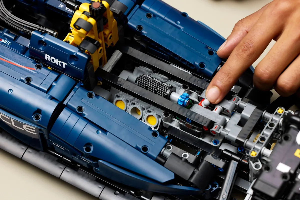 Oracle Red Bull Racing RB20 F1 Car - Image 3