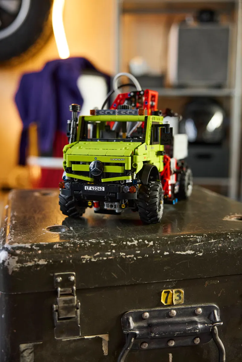 Mercedes-Benz Unimog U 5023 with Crane - Image 12