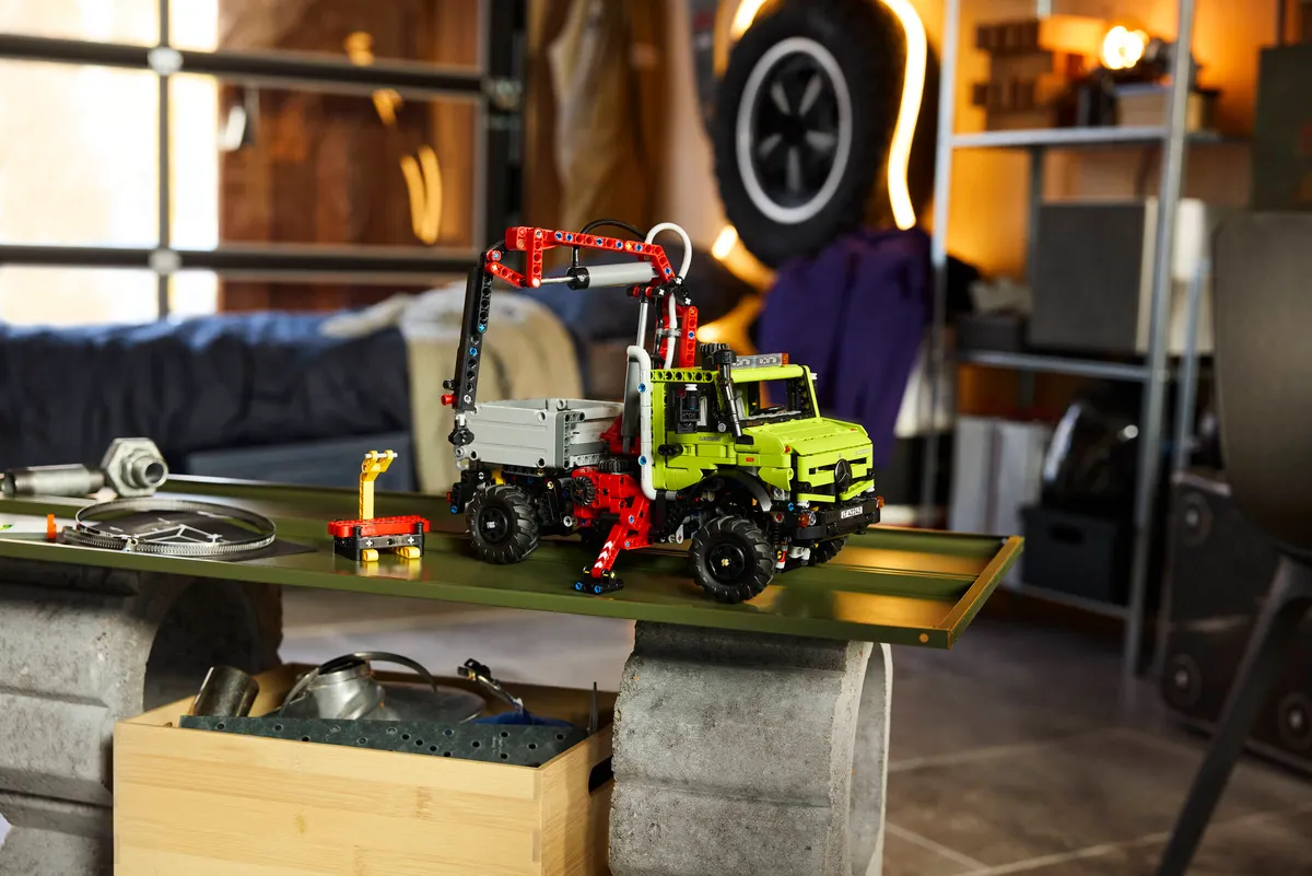 Mercedes-Benz Unimog U 5023 with Crane - Image 14