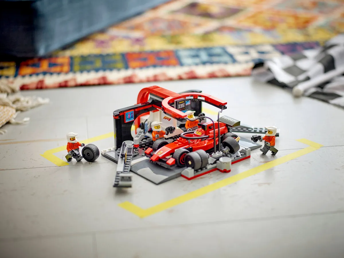 F1® Pit Stop & Pit Crew with Ferrari Car - Image 5