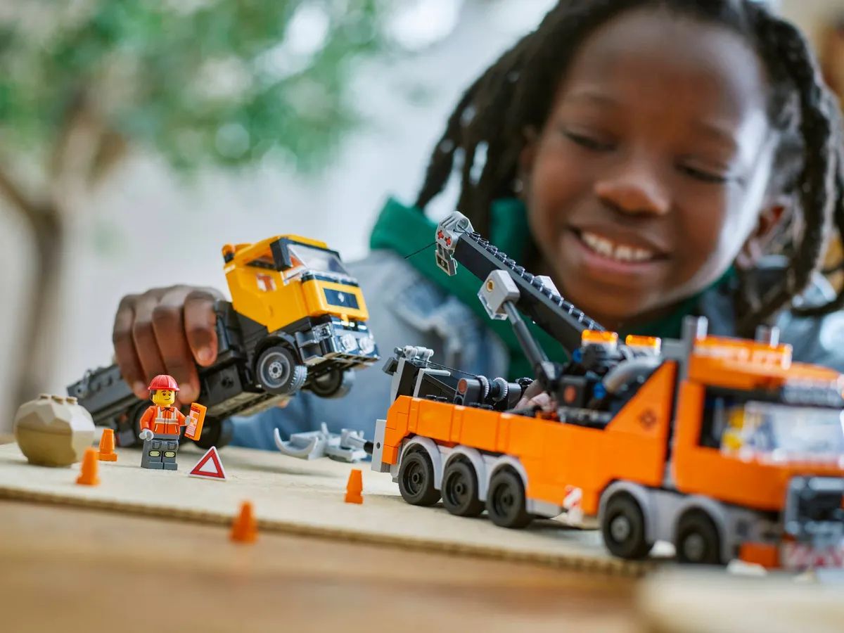 Heavy-Duty Recovery Tow Truck with Crane - Image 4