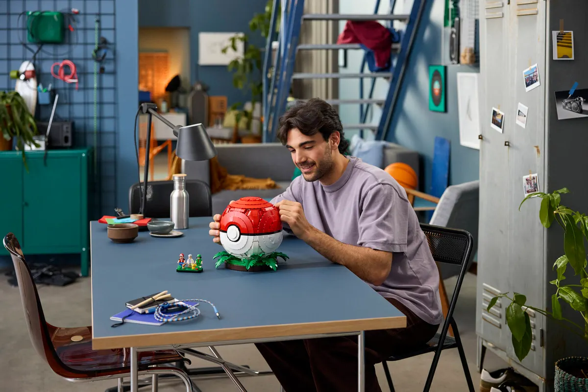 Iconic Trainer Moments Poké Ball - Image 17
