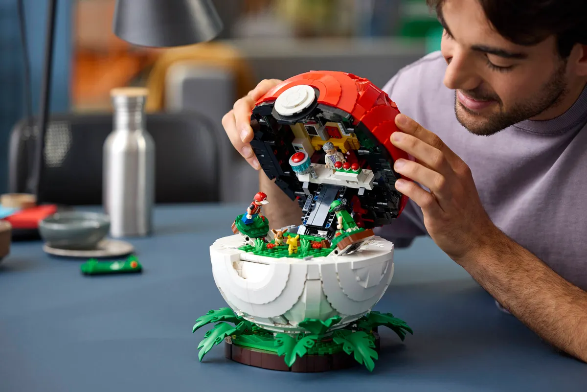 Iconic Trainer Moments Poké Ball - Image 16