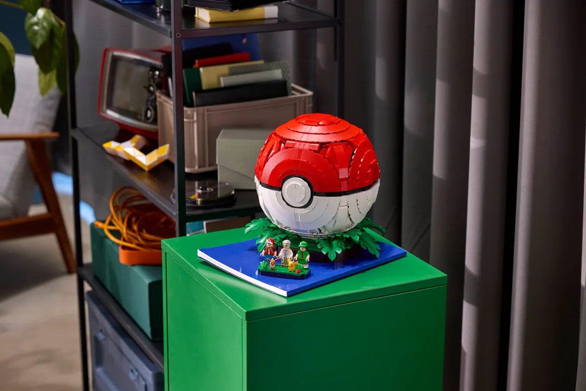 Iconic Trainer Moments Poké Ball - Image 20