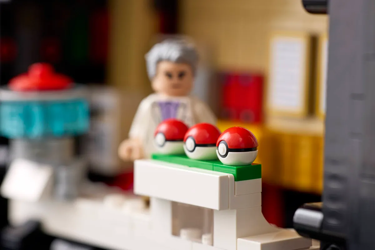Iconic Trainer Moments Poké Ball - Image 12