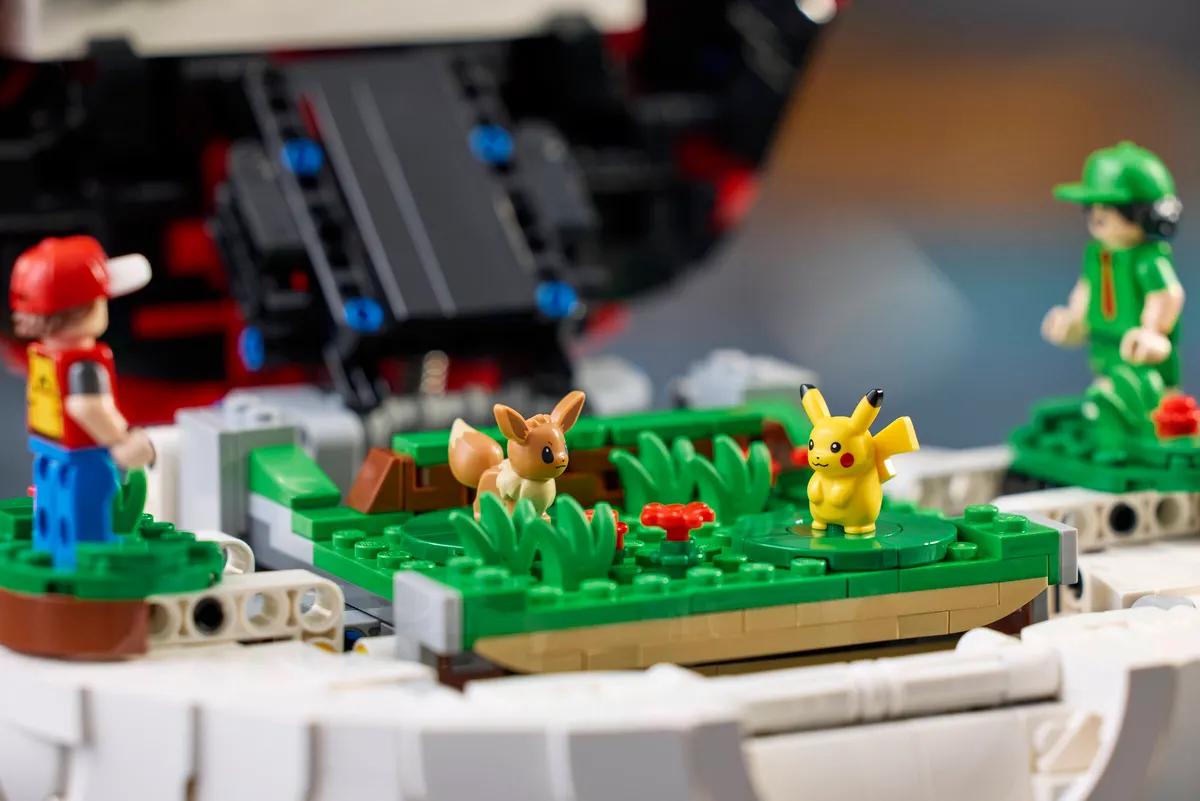 Iconic Trainer Moments Poké Ball - Image 14