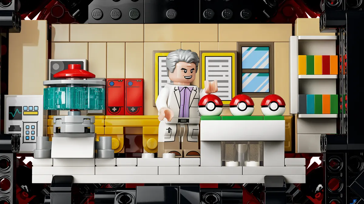 Iconic Trainer Moments Poké Ball - Image 8