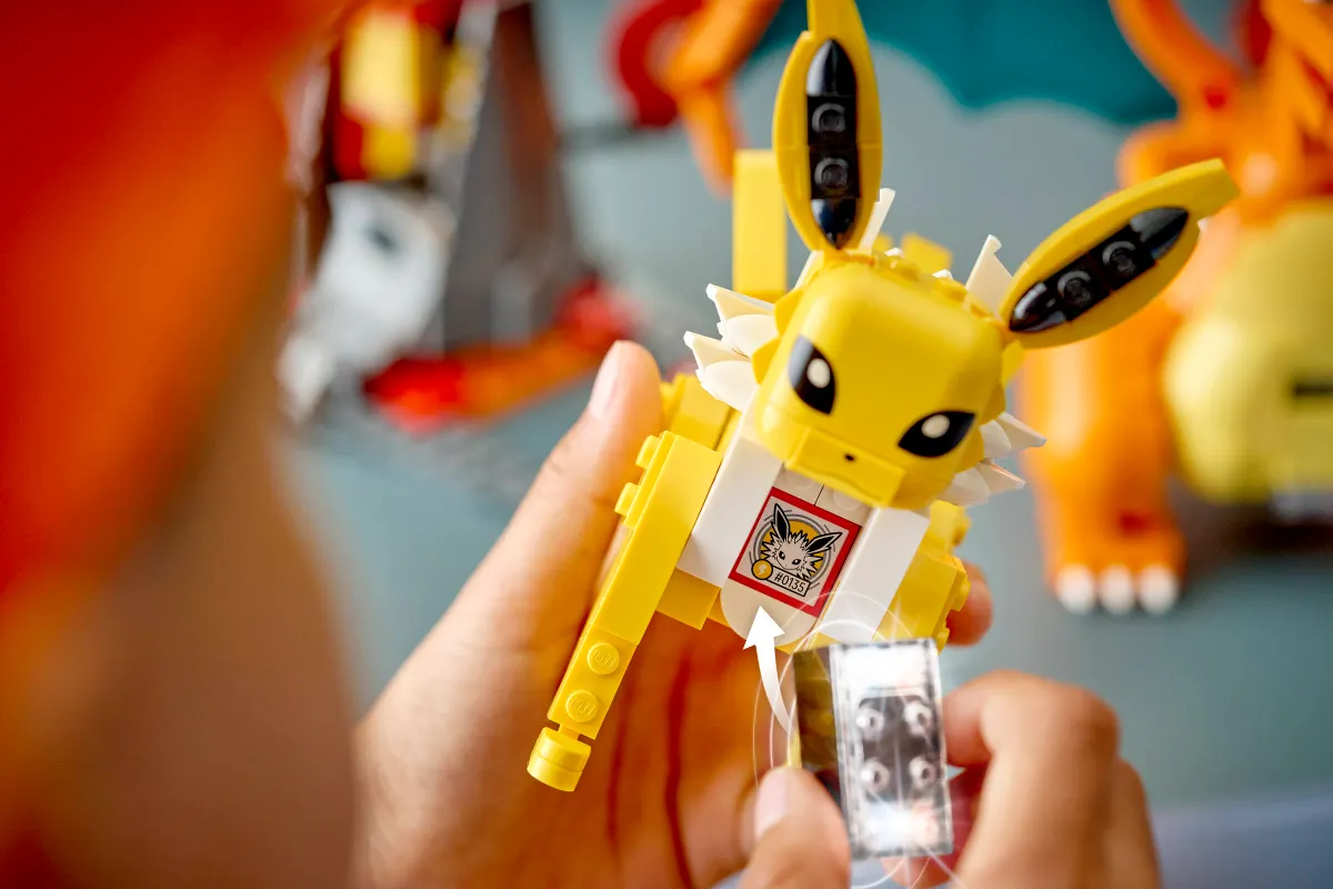 SMART Play™: Charizard vs. Jolteon Ultimate Battle - Image 17