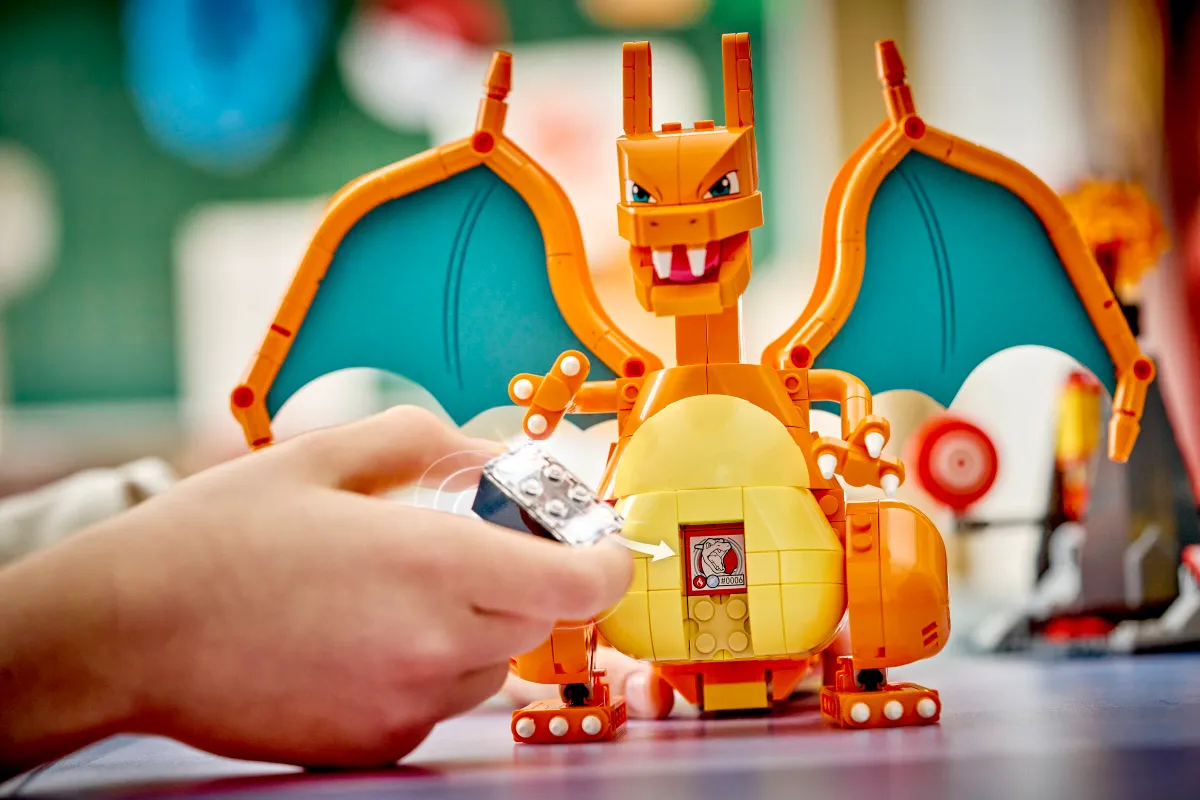SMART Play™: Charizard vs. Jolteon Ultimate Battle - Image 18