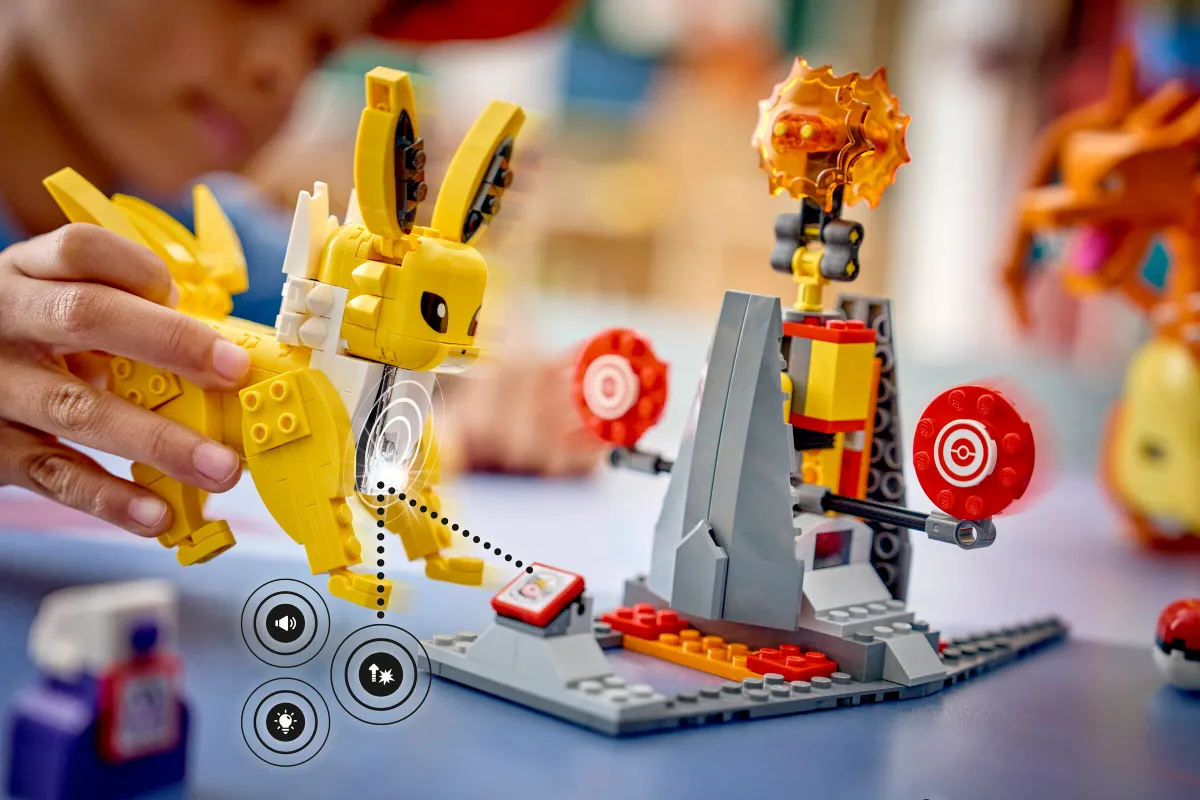 SMART Play™: Charizard vs. Jolteon Ultimate Battle - Image 13