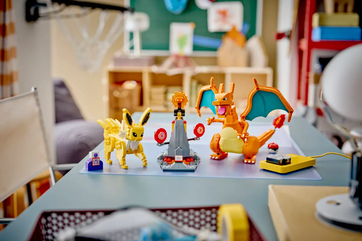 SMART Play™: Charizard vs. Jolteon Ultimate Battle - Image 21