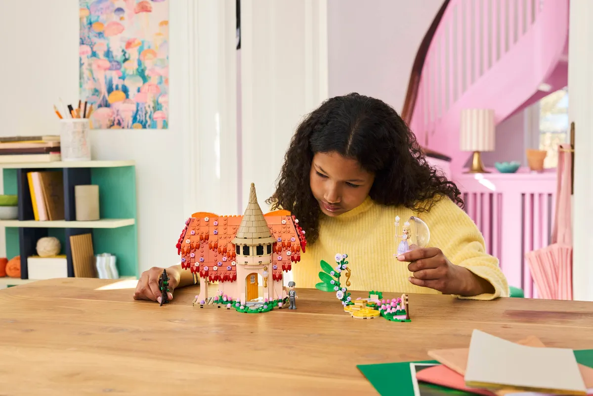 Glinda & Elphaba Visit Munchkinland - Image 5