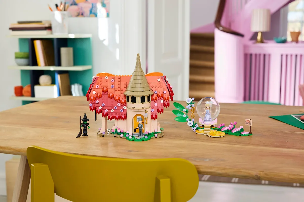 Glinda & Elphaba Visit Munchkinland - Image 6