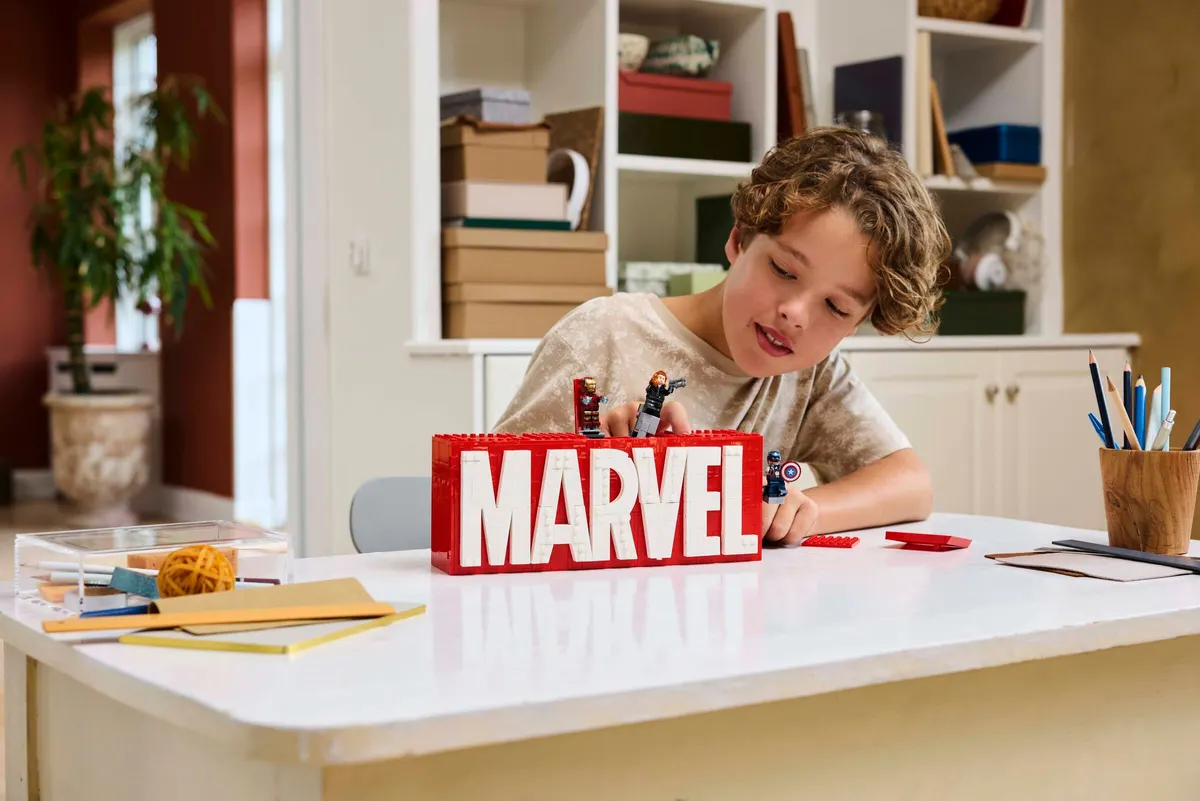 MARVEL Logo & Minifigures - Image 4