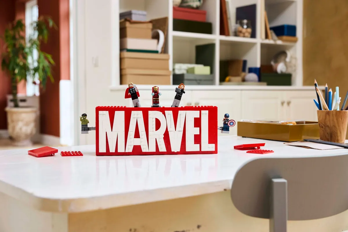 MARVEL Logo & Minifigures - Image 5