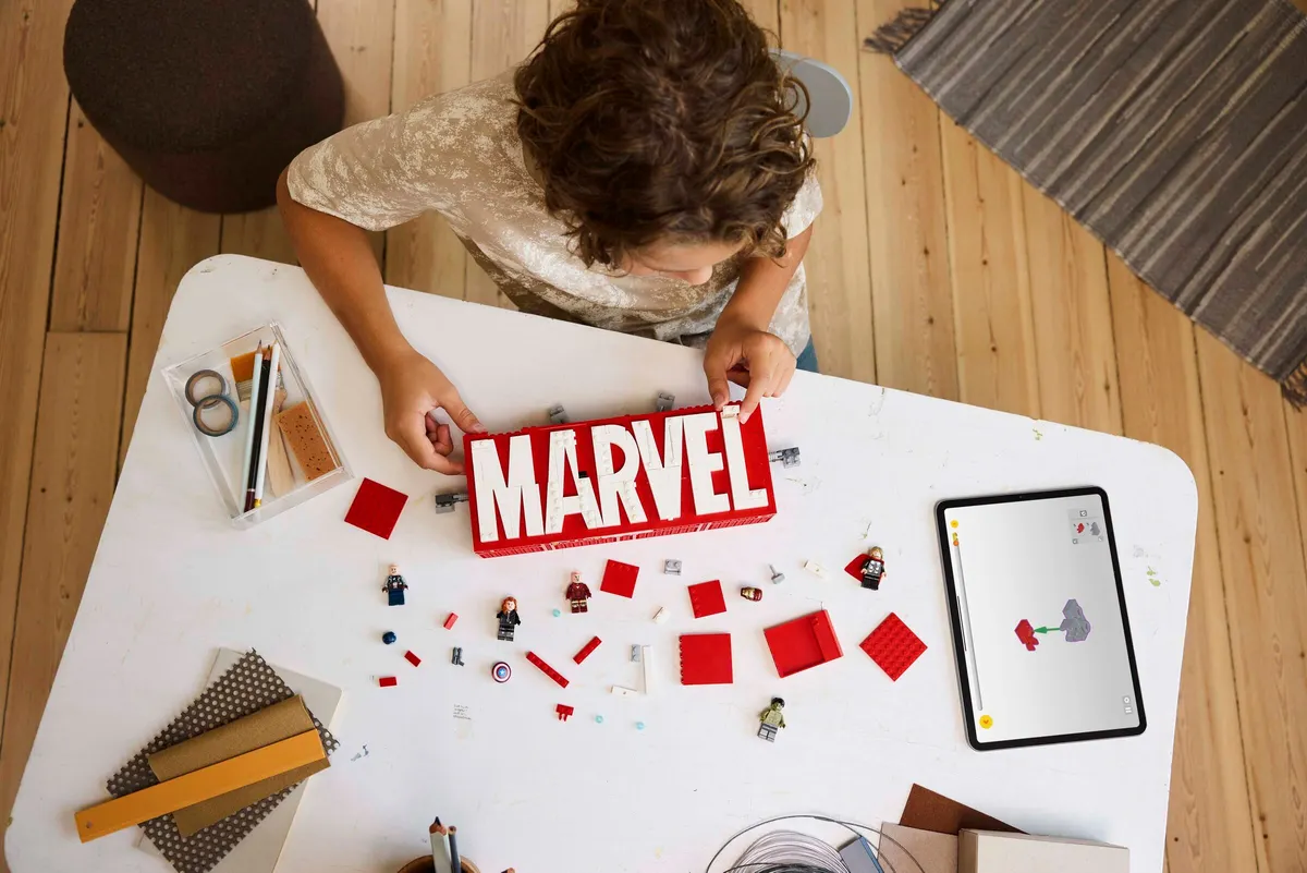 MARVEL Logo & Minifigures - Image 3